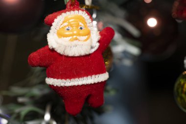 Noel ağacındaki Noel süslemeleri, şenlikli arka plan