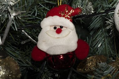 Noel ağacındaki Noel süslemeleri, şenlikli arka plan