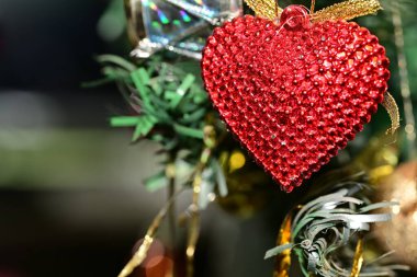 Kalp, Noel ağacının arka planında