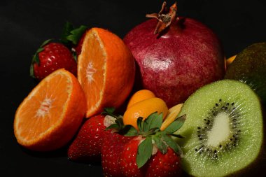 Siyah arka planda çeşitli meyveler