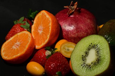 Siyah arka planda çeşitli meyveler