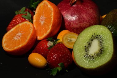 Siyah arka planda çeşitli meyveler