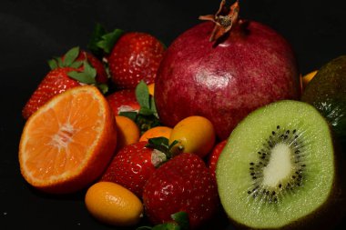 Siyah arka planda çeşitli meyveler