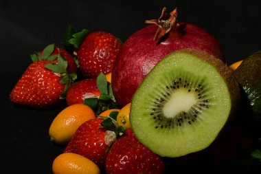 Siyah arka planda çeşitli meyveler