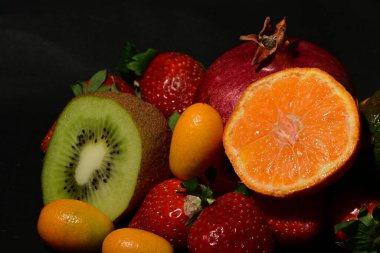 Siyah arkaplanda meyve grubu