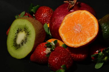 Siyah arkaplanda meyve grubu