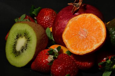 Siyah arkaplanda meyve grubu