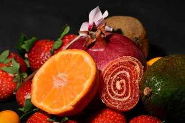 İkiye bölünmüş meyve yığını.