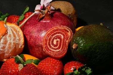 Ortasında meyve olan bir kase meyve.