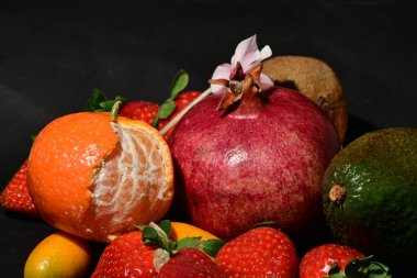 Siyah arka planda çeşitli meyveler