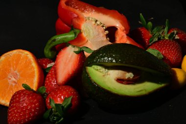 Siyah arka planda çeşitli meyve ve sebzeler