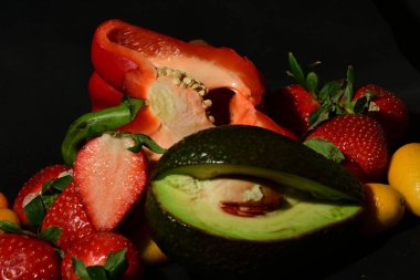 Siyah arka planda çeşitli meyve ve sebzeler