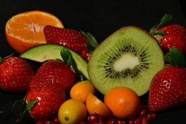 Siyah arka planda çeşitli meyve ve sebzeler