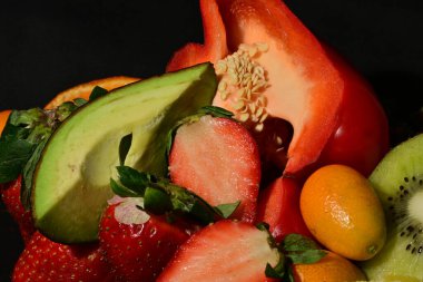 Siyah arkaplanda meyve ve sebze grubu