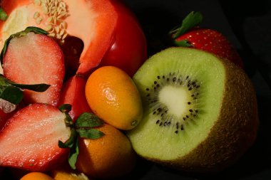 Siyah arkaplanda meyve ve sebze grubu