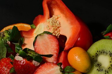 Siyah arkaplanda meyve ve sebze grubu