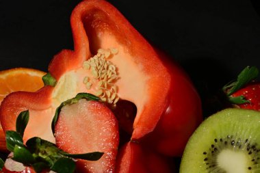 Siyah arkaplanda meyve ve sebze grubu