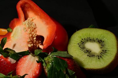 Siyah arkaplanda meyve ve sebze grubu