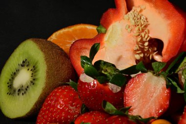 Siyah arkaplanda meyve ve sebze grubu