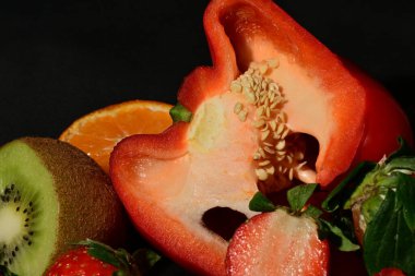 Siyah arkaplanda meyve ve sebze grubu