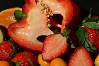 Siyah arkaplanda meyve ve sebze grubu