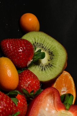 Siyah arkaplanda meyve ve sebze grubu