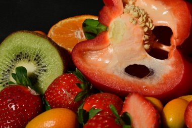 Siyah arkaplanda meyve ve sebze grubu