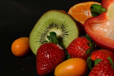 Siyah arkaplanda meyve ve sebze grubu
