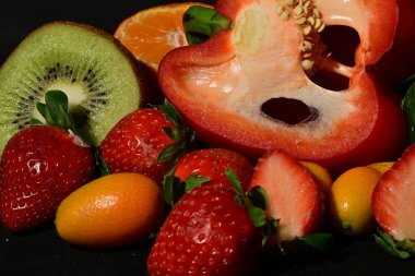 Siyah arkaplanda meyve ve sebze grubu