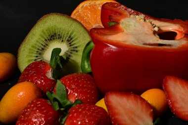 Siyah arkaplanda meyve ve sebze grubu