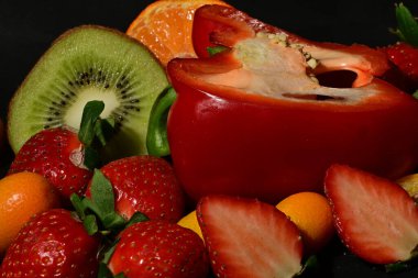 Siyah arkaplanda meyve ve sebze grubu