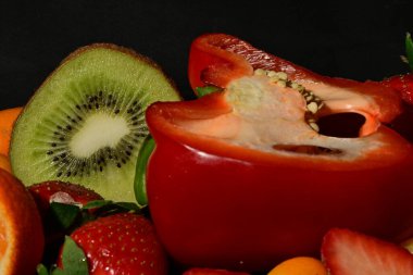 Siyah arkaplanda meyve ve sebze grubu