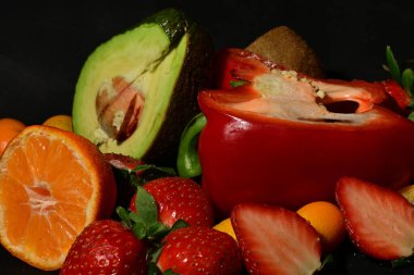Siyah arkaplanda meyve ve sebze grubu