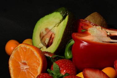 Siyah arkaplanda meyve ve sebze grubu