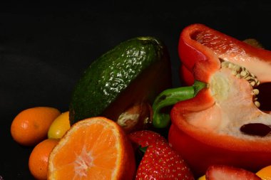 Siyah arkaplanda meyve ve sebze grubu