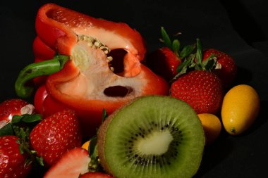 Siyah arkaplanda meyve ve sebze grubu