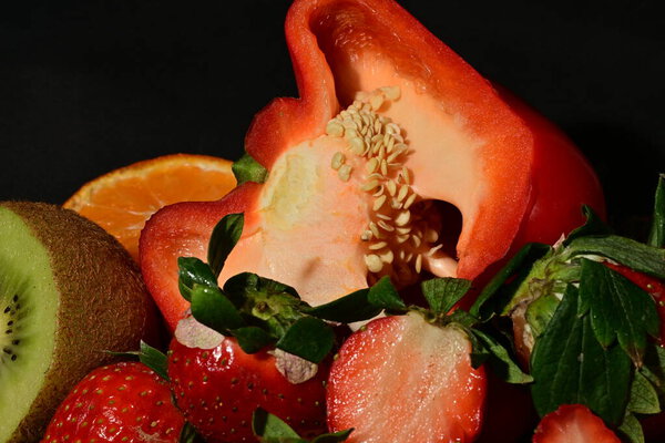 группа фруктов и овощей на черном фоне