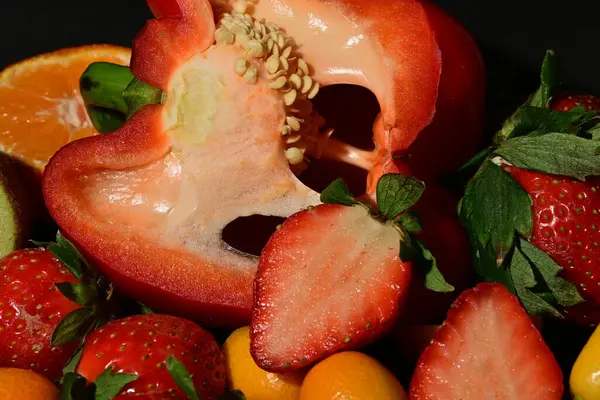 Siyah arkaplanda meyve ve sebze grubu