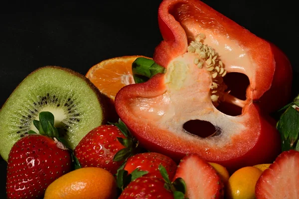 Siyah arkaplanda meyve ve sebze grubu