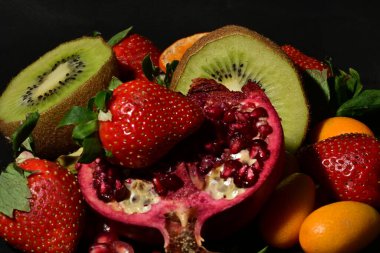 Siyah arkaplanda meyve ve sebze grubu