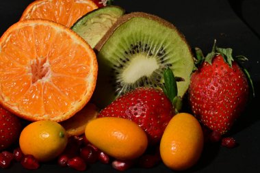 Siyah arka planda çeşitli meyveler