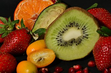 Siyah arka planda çeşitli meyveler