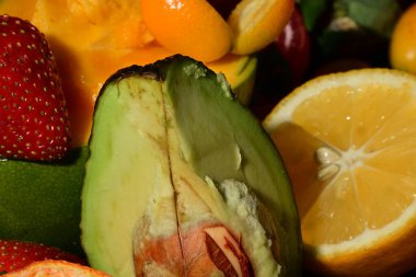 Siyah arkaplanda çeşitli meyveler