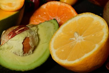 Siyah arkaplanda çeşitli meyveler