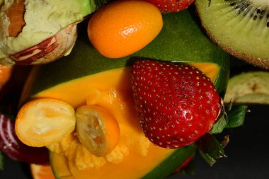 Siyah arkaplanda çeşitli meyveler