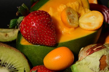 Siyah arkaplanda çeşitli meyveler