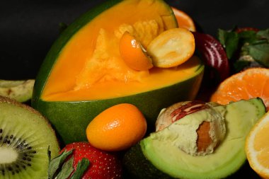 Siyah arkaplanda çeşitli meyveler