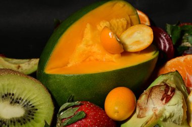 Siyah arkaplanda çeşitli meyveler