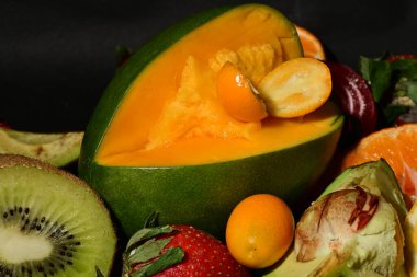 Siyah arkaplanda çeşitli meyveler