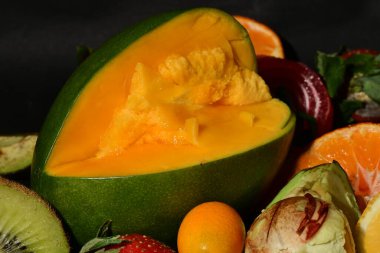 Siyah arkaplanda çeşitli meyveler